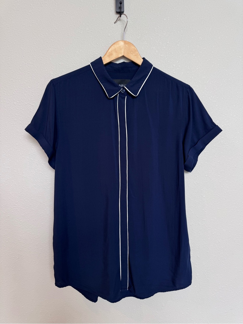 Wildfang The Empower Piped Short Sleeve Button Up size Small Navy
